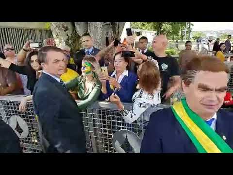 Bolsonaro vai com humorista para a porta do Palácio da Alvorada