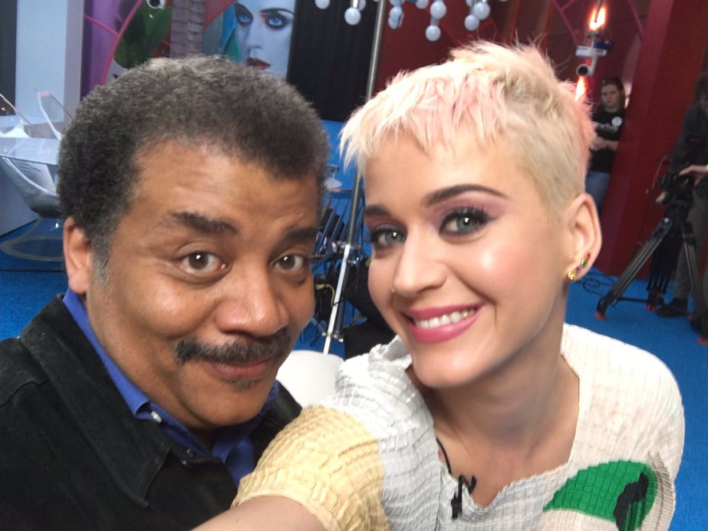 Cientista negro famoso* devora cérebro de Katy Perry e dá uma lição a todos nós