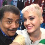 Cientista negro famoso* devora cérebro de Katy Perry e dá uma lição a todos nós