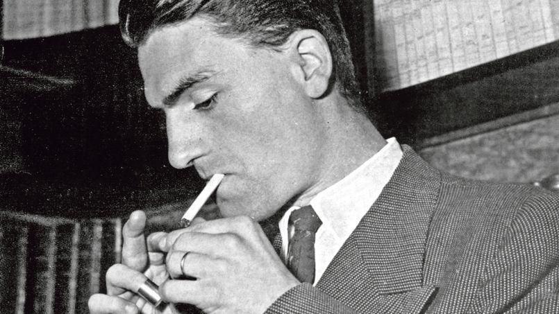 Jacques Lusseyran em close, de gravata, acendendo um cigarro e usando um dedal. Não, não faço idéia da relevância do dedal.