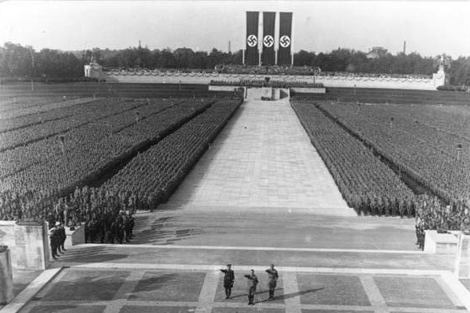 A realidade do mito da eficiência nazista - Contraditorium